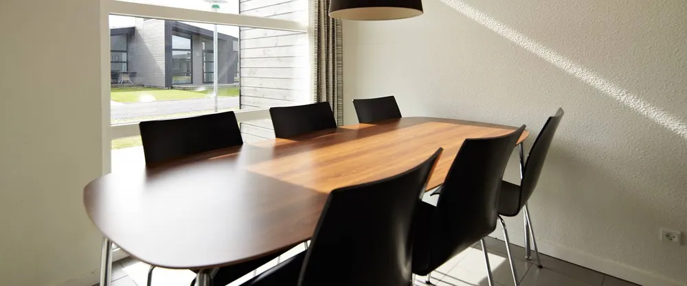 Stuen i huset – sofa og spisebord med store vinduer